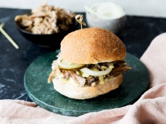 Thưởng thức thôi nào. Bánh mì kẹp ở giữa là hành tây giòn giòn, hăng hăng, thịt heo thấm đều sốt mù tạt mật ong béo ngậy và rất hấp dẫn. Món này cần được bổ sung ngay vào thực đơn ăn sáng của cả nhà.