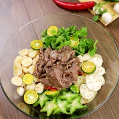 Trộn gỏi: Chuẩn bị âu to cho vào thịt bò, khế, chuối chát, cà pháo, rau thơm, ớt cắt sợi. Cho nước trộn gỏi vào trộn đều. Cho ra đĩa thêm ít mè rang lên trên mặt.