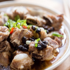 Rửa sạch nồi áp suất, cho nước vào ngập mặt sườn và đậu. Nấu từ 40 phút đến 1 tiếng. Sườn chín mềm múc ta tô, rắc thêm hành lá và ngò rí là có thể thưởng thức.