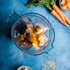 Cà rốt rửa thật sạch, giữ nguyên vỏ, cắt khúc nhỏ. Cam tách lấy múi, bỏ hạt nếu có. Chuốc bóc vỏ, thái nhỏ. Cho cam, chuối, cà rốt, gừng, bột nghệ, nước, chanh vào máy xay sinh tố và xay nhuyễn.