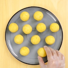 Nhân bánh: Tiếp đến, múc phần đậu vừa nấu ra một cái chảo, cho vào chảo 45 gram đường, 60 gram mạch nha, 60 gram dừa nạo, 35 gram dầu ăn vào đậu và trộn đều, sau đó bắc lên bếp và sên cho đến khi thấy nhân đặc lại và nặng tay, tắt bếp, để nguội. Sau đó, dùng tay vo tròn viên đậu xanh trung bình mỗi viên nặng khoảng 25 - 30 gram.