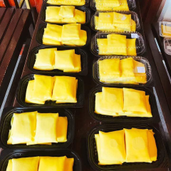 Trộn chung 300g kem whipping, 15g đường đánh bông. Sau đó trộn tiếp với 300g cơm sầu riêng. Để nguội bánh crepe và dùng muỗng lấy hỗn hợp kem whipping, sầu riêng cho vào bánh rồi gói.