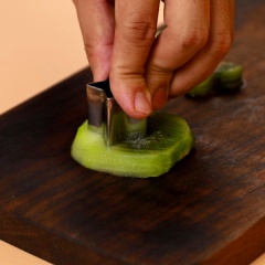 Dâu và kiwi cắt lát, dùng khuôn để tạo hình ngôi sao, trái tim. Bên cạnh đó, bạn dùng màn bọc plastic bọc 1 đầu của khuôn mousse đựng kem.