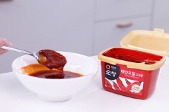 Pha nước sốt cay: Cho 20gr tương ớt, 3 muỗng canh sốt cà chua, 40ml mật ong, 15ml dầu mè, 2 muỗng canh sốt ướp thịt cá vào chén, trộn đều.