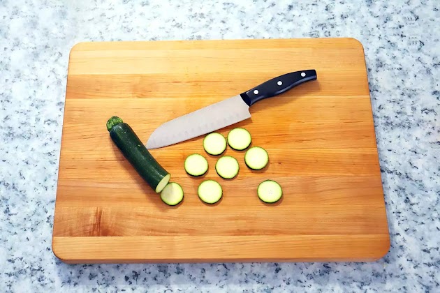 Coltello Santoku Zwilling JA Henckels Twin Signature da 7 pollici con lama cava