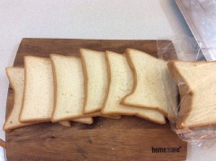 Bánh mì sandwich cắt bỏ viền ngoài, dùng chày cán mỏng.