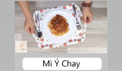 Decor: Chừa lại một ít sốt, áo đều với mì, dọn ra dĩa, thêm một ít lá thơm đặc trưng của món ăn Ý, thêm một ít sốt lên bề mặt