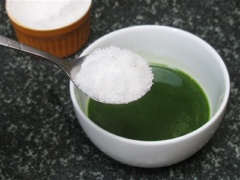 Hòa tan 2 muỗng canh đường vào nước cốt trà.