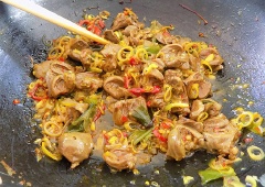 Bắc chảo lên bếp, cho vào 1 muỗng canh dầu, chờ dầu nóng cho tỏi và sả vào xào thơm. Sau đó cho tim gà vào xào 3-4 phút. Tiếp đến cho hết gia vị vào đảo đều, đậy nắp, đun lửa thấp, rim từ 4-5 phút. Cuối cùng dùng đũa đảo đều cho tim gà ngấm gia vị và chín. Cho hết ớt, hành lá và ngò vào xào chung vài phút, nêm nếm lại cho vừa ăn là tắt bếp.