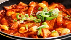 Cho 50gr hành Boaro cắt nhỏ, rắc 50gr phô mai Mozarella vào và tắt bếp.
