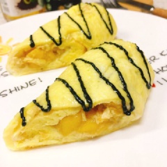 Bánh trứng cuộn xoài với nguyên liệu chính từ trứng điếp thêm topping xoài chín thơm ngọt. Bạn có thể dùng món bánh trứng cuộn này cho bữa ăn nhẹ, rưới thêm chút chocolate cho đẹp mắt.