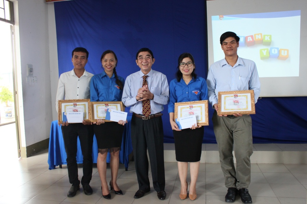ThS Huỳnh Văn Xê- Phó Bí thư Đảng ủy tặng giấy khen cho Ban chấp hành Đoàn trường