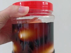 Lấy nồi nhỏ đổ Coca + nước tương + Sake + túi lọc hoa hồi, quế vào cùng. Đun sôi và hạ nhỏ lửa đun trong 3p. Tắt bếp vớt bỏ túi lọc và để nguội. Sau đó đổ nước ngâm vào hủ + trứng đã bóc vỏ, dùng nắp nhựa chèn que tre để cố định trứng luôn nằm dưới mực nước ngâm. Đậy kín nắp cho vào tủ lạnh, sau 2h là dùng được rồi. Theo kinh nghiệm thì ngâm qua đêm trứng ngấm vị ăn sẽ ngon hơn. Với những bạn làm nhiều thì trữ lạnh dùng dần được 5 -7 ngày nhé.