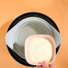 Làm tàu hủ: Hòa tan 90gr bột tàu hủ với 450ml nước sôi, khuấy đều trên bếp với lửa vừa cho tan. Để nguội hỗn hợp, sau đó cho vào khuôn sứ rồi cho vào ngăn mát 2 tiếng cho đông.