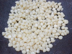 Bắp hột cho vào nồi nước sôi, luộc sơ qua khoảng 2 phút, vớt ra, để ráo nước. Hành tím, hành lá cắt nhỏ.