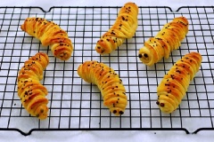 Bánh mì nướng hình con tằm đơn giản. Những chiếc bánh trông ngộ nghĩnh và đáng yêu làm sao. Không biết làm xông thành phẩm này thì các bé nhà bạn có nỡ đành lòng dùng để ăn sáng hay không nữa!