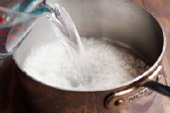 Cho gạo vào 1 lít nước dùng, nấu nhừ. Tiếp theo cho thịt bò vào nấu cùng, nêm bột ngọt, hạt nêm, muối đến khi vừa ăn.