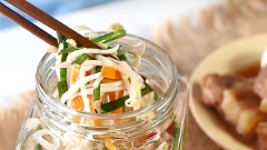 Dưa giá ngâm không chỉ hấp dẫn bởi vị chua chua, ngọt thanh, mặn mặn mà màu sắc của món ăn này còn rất bắt mắt, màu trắng ngần của giá, màu xanh của hẹ, màu cam của cà rốt, thêm chút tím chút đỏ của hành và ớt. Làm dưa giá ngâm đón Tết nhanh thôi nào!