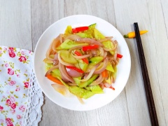 Bày trí dưa leo xào hành tây ớt chuông: Cho món rau củ xào chay ra đĩa trắng sẽ có được sự hài hòa về các màu sắc đỏ, tím, xanh... giúp trông bắt mắt và ngon miệng hơn. Món dưa leo xào hành tây ớt chuông rất đơn giản, thời gian chế biến chưa đầy 20 phút, giúp các bạn tiết kiệm được nhiều thời gian để làm những món ăn ngon khác cho bữa cơm gia đình.