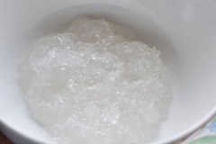 Miến trụng nước sôi chừng 5 phút, vớt ra xả nước lạnh cho miến không bị dính với nhau.