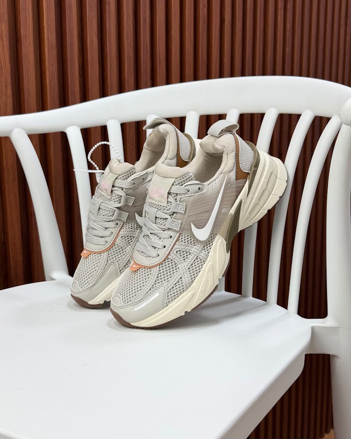Nike V2K Run Beige Crema