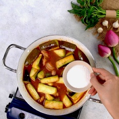 Nêm vào 6 muỗng canh đường trắng, 2 muỗng canh bột ngọt, 1.5 muỗng cà phê hạt nêm, 1/2 muỗng cà phê muối sau đó để cho lẩu sôi rồi tắt bếp.