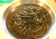Cho rong biển (phổ tai) vào thau nước ngâm nở khoảng 1 tiếng, rửa sạch rồi vớt ra cho ráo. Cắt ngắn nếu rong biển quá dài.