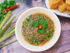 Món nước chấm sả ngò có thể dung để chấm chả giò, đậu hủ chiên hay rau luộc đều được. Chúc bạn thành công với món này nhé!