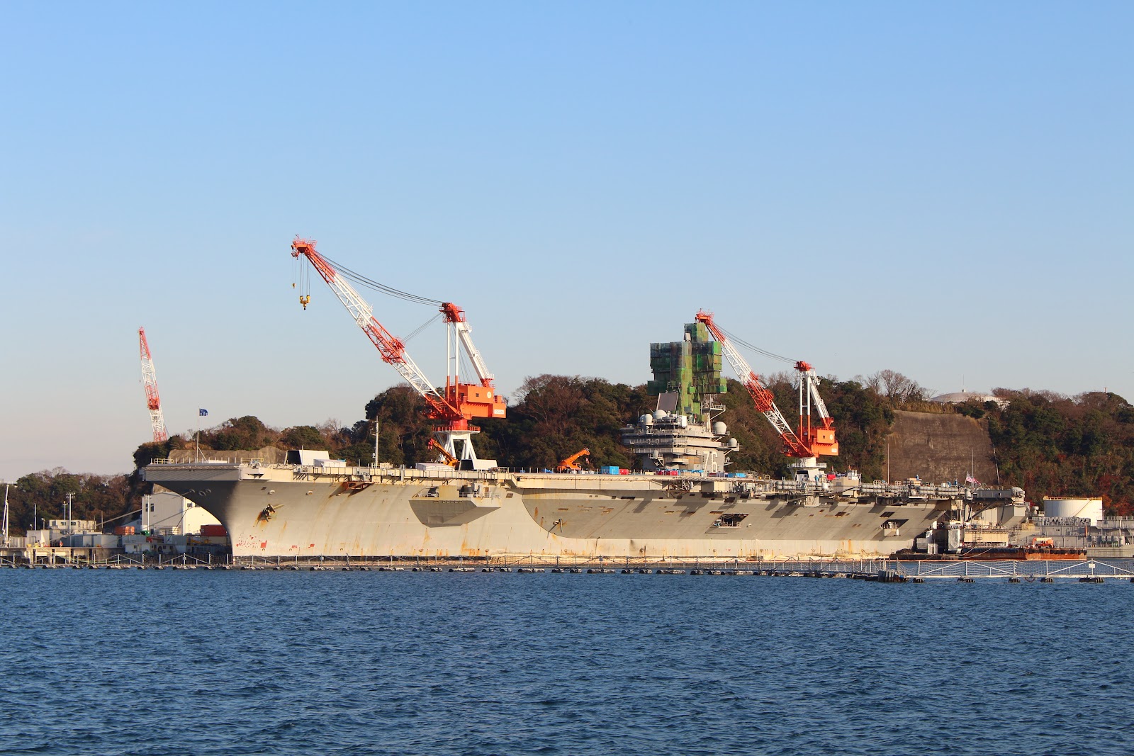 横須賀に停泊する米海軍空母