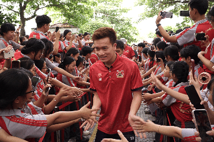 Hoàng Đức, Văn Lâm trao áo ấm và giao lưu cực 'cháy' cùng học sinh TPHCM - Báo Sài Gòn Giải Phóng