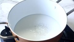 Cách nấu chè mè đen: Hòa tan trong nồi 300ml nước và 50gr bột sắn dây, khuấy đều tay trên bếp với lửa vừa đến khi hỗn hợp sệt lại thì cho 5gr gừng và phần nước mè đen đã lọc vào. Khuấy thật đều tay cho tới khi không còn màu trắng của bột sắn nữa mà chuyển sang màu đen tự nhiên của chè mè đen là được.