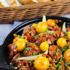 Vậy là đã hoàn thành món Xúc xích bò BBQ trứng non cháy tỏi, cực kì đơn giản phải không các bạn. Sự biến tấu mới lạ và độc đáo với nguyên liệu xúc xích giúp cả nhà thay đổi khẩu vị sau những ngày ăn thịt cá quá nhiều. Món ăn này cực kì thơm, màu sắc cũng bắt mắt, đảm bảo là sẽ tốn cơm vô cùng, đã vậy xúc xích thường là món khoái khẩu của các bé, chỉ cần làm một phiên bản không cay là đảm bảo bé nhà mình sẽ chén sạch chảo mà vẫn còn thèm đấy. Nhớ lưu lại công thức và nấu cho cả nhà ăn bạn nhé!