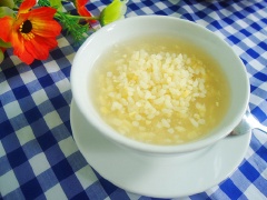 Cuối cùng, cho đậu xanh không vỏ còn lại vào, khuấy đều 2 phút, cho ra chén.