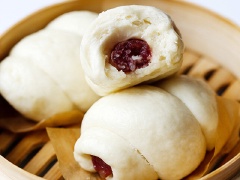 Bánh bao nhân lạp xưởng đơn giản mà ngon với vỏ bánh bao được hấp chín nở xốp bao lấy nhân lạp xưởng béo thơm. Hứa hẹn mang đến bữa sáng thú vị cho cả nhà.