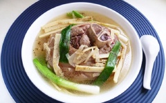 Cho chân giò cùng nước lạnh vào nồi, đun sôi, vớt bọt rồi vặn nhỏ lửa để hầm khoảng 30 phút cho chân giò vừa chín mềm. Khi thịt chân giò chín thì tắt bếp, cho vào nồi ít cọng hành lá cho chín tái rồi múc ra tô, rắc ít tiêu lên.