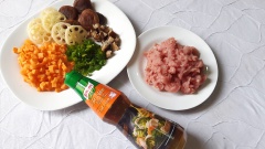 Rửa sạch xương ống, trụng sơ nước sôi và cho vào nồi nấu ra nước ngọt rồi lọc bỏ xương. Thịt thăn xay nhuyễn, nấm đông cô, cà rốt cắt hạt lựu. Củ sen gọt sạch vỏ, cắt khoanh tròn. Ướp 2 muỗng Knorr xốt nêm vào thịt đã xay, thêm ít hành lá.