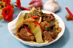 Sườn kho dưa cải chua với những miếng sườn heo dai dai, mặn béo, quyện cùng dưa cải chua giòn, mặn chua đặc trưng. Đây là món ăn ấm nóng thích hợp dùng cho những bữa cơm mùa đông.