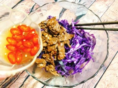 Cho bắp cải tím ra tô lớn, thêm hũng lũi, ớt sừng, 1 muỗng canh đường, 1.5 muỗng canh nước mắm, nước cốt 1 trái chanh và trộn thật đều sau đó mới cho thịt bò vào trộn cùng, bạn nếm lại cho vừa khẩu vị rồi cho gỏi ra đĩa, rắc thêm ít đậu phộng rang giã nhỏ nữa là hoàn thành.