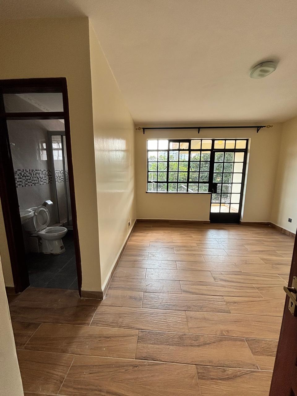 Ensuite 4-Bedroom Apartment with DSQ — photo 8 of 10