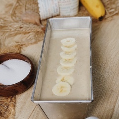 Lót giấy nướng vào khuôn và quét một lớp bơ mỏng (nếu muốn), trút hỗn hợp bánh vào nướng ở nhiệt độ 175 độ C trong khoảng 50 ~ 60 phút. Thi thoảng bạn lấy đũa gỗ hoặc que tăm xiên vào bánh, rút ra thấy tăm khô thức là đã được rồi ấy!