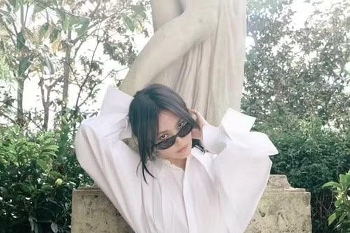 [GALLERY] Song Hye Kyo khoe vẻ gợi cảm, được khen trẻ như đôi mươi - Báo Tri thức &amp; Cuộc sống