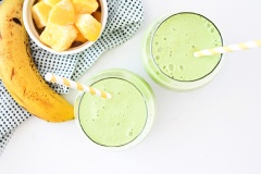 Thưởng thức thôi nào. Sinh tố trái cây nhiệt đới rau xanh được kết hợp từ xoài, thơm, chuối và rau bina (chân vịt). Có thể bạn sẽ thấy lạ lẫm với món thức uống này nhưng tin mình đi, bạn sẽ ngạc nhiên vì kết quả nó mang lại cho sức khỏe của bạn đấy.