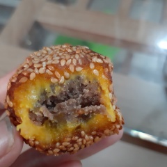 Sau khi bánh lăn xong, mình bắc một chiếc nồi lòng sâu, đổ dầu ăn vào, cho ít bơ vào để bánh thơm hơn. Khi dầu ăn nóng, cho đũa vào thấy sủi bọt, mình thả bánh đảo đều, khi bánh chín vàng cánh rán, mình vớt ra, để ráo. Thế là mình đã xong những chiếc bánh rán, lớp vỏ giòn tan, phía trong nhân bánh thì ngọt bùi.