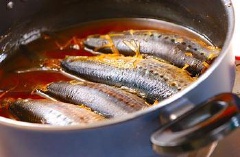Khi nồi cá đã sôi thì các bạn cho nhỏ lửa và đun tiếp trong vòng từ 12 - 15 phút. Sau đó các bạn tắt bếp và bắc nồi ra để như thế trong 10 phút, các bạn nếm thử vị cá nếu chưa vừa miệng có thể nêm thêm gia vị vào cá.