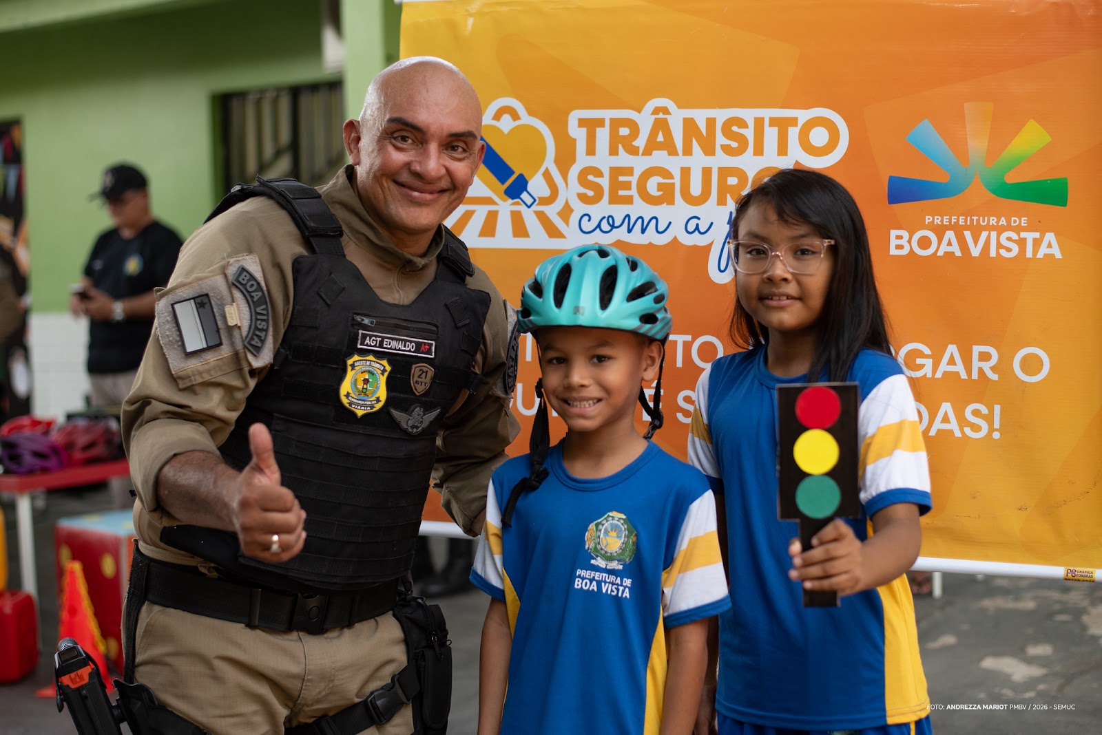 Agentes da SMTRAN orientam estudantes sobre sinalização e leis de trânsito em escola de Boa Vista, Roraima.