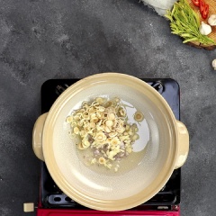 Cho 2 muỗng canh dầu ăn vào nồi, phi thơm 1 muỗng canh tỏi băm, 1 muỗng canh hành tính băm, 20gr sả thái lát.