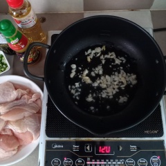 Làm nõng chảo với dầu, cho tỏi băm vào phi thơm, sau đó cho gà vào chiên sơ. Gà đã chín xém cả 2 mặt thì cho Mirin + Xốt nêm đậm đà thịt gà Knorr + nước tương và đường vào.