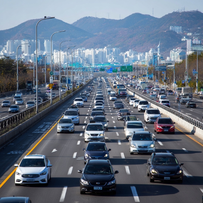 하이패스 차로를 이용하는 고속도로 장면