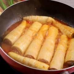 Trút măng vào om cùng sốt cà chua. Thỉnh thoảng lật mặt để măng ngấm đều sốt. Om mềm khoảng 15 – 20 phút. Nếu thấy xốt cạn mà măng chưa chín, bạn có thể thêm nước lọc. Nêm nếm phần xốt cho vừa ăn rồi om thêm khoảng 5 phút rồi tắt bếp.