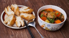 Gà nấu tiêu cay thơm với thịt gà béo dai, ngấm đều gia vị đậm đà. Đặc biệt mùi tiêu cay thơm hấp dẫn, có tác dụng làm ấm nhanh cơ thể, thích hợp sử dụng cho những bữa ăn gia đình chiều đông.